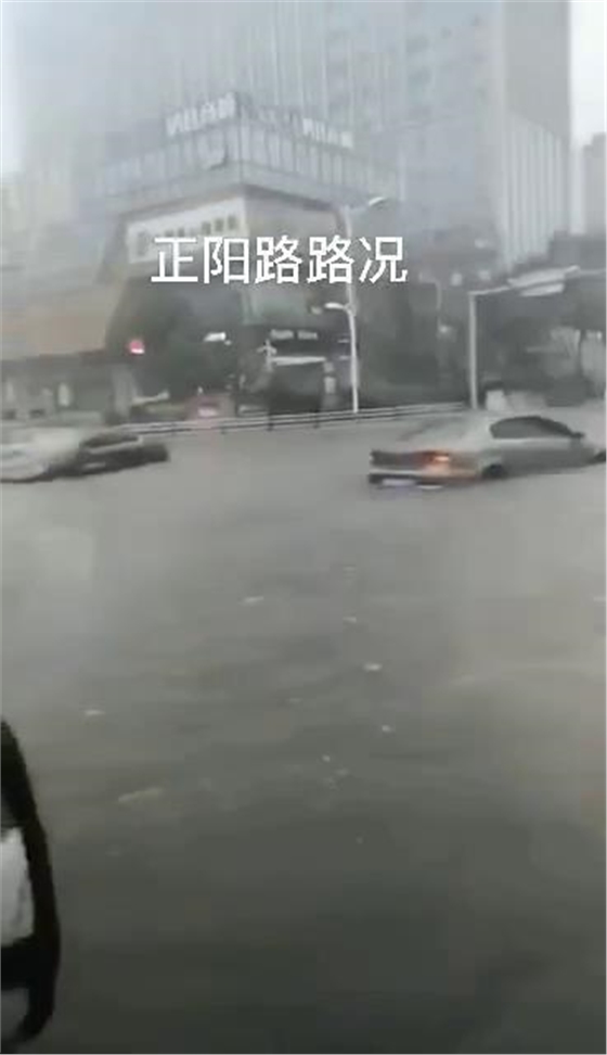臺風巴威造成青島城市內澇，機動車熄火