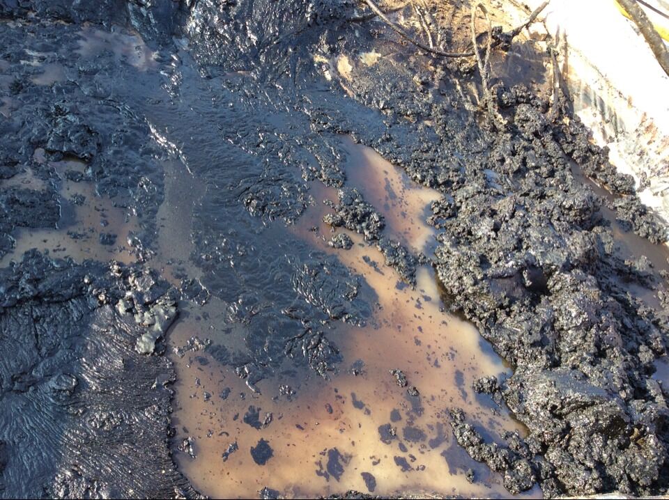 含油污水是原油、泥沙、水等的混合物。