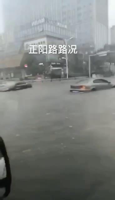 臺(tái)風(fēng)巴威造成青島城市內(nèi)澇，機(jī)動(dòng)車(chē)熄火